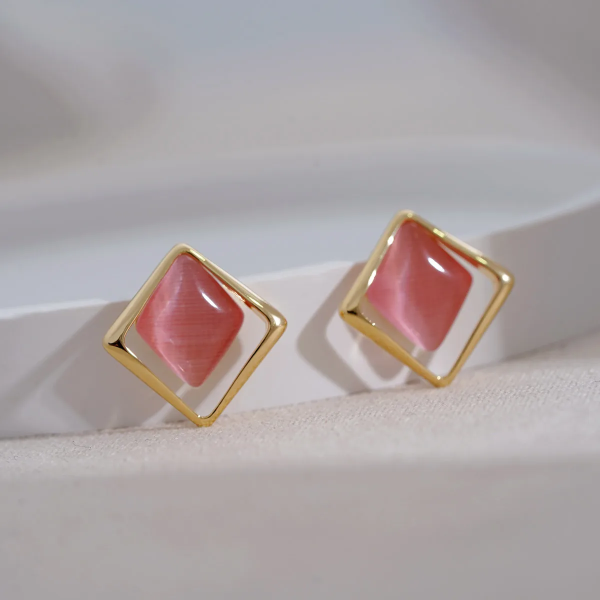 

Pink Diamond Opal Stud Earrings Niche Design Gentle French Gold Retro Earrings 2022 New Trend Stud Earrings