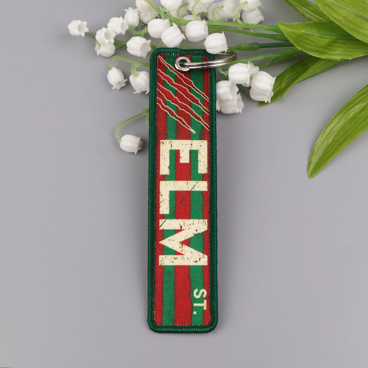 Брелок для ключей с вышивкой автомобиля