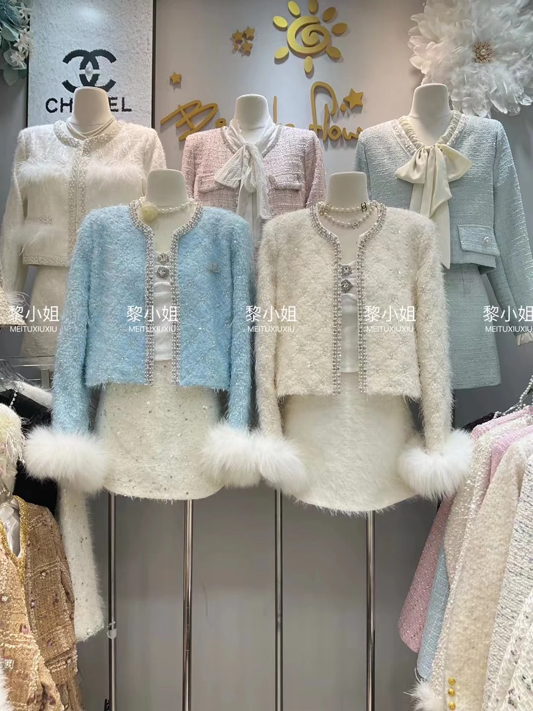 Синие короткие куртки из плюша с бисером и натуральным мехом осень-зима 2024 новая