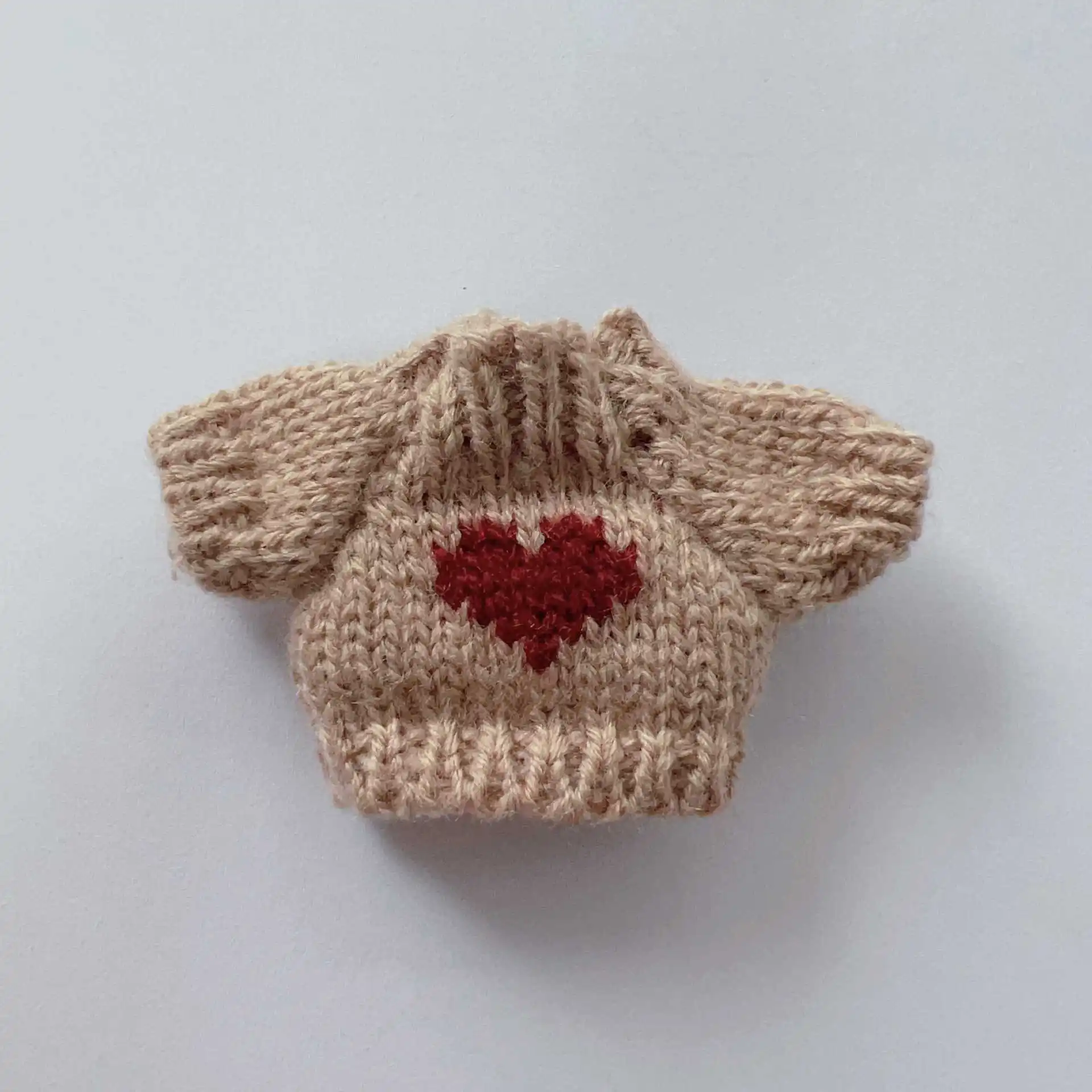 

Миниатюрный свитер для куклы 1:8