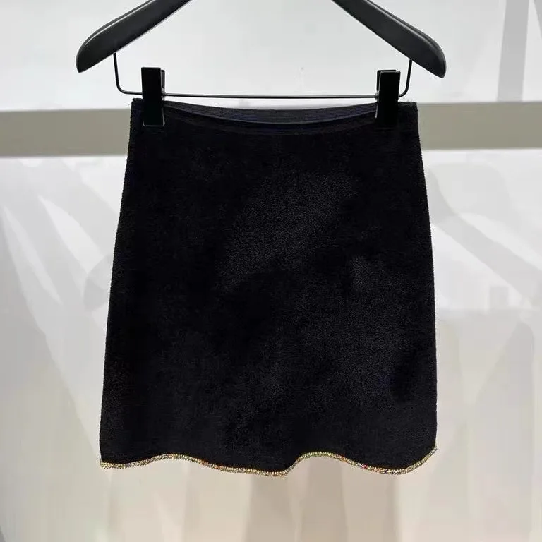 

2023 New Women Autumn and Winter Scallop Edge Rhinestone Knitted Skirt