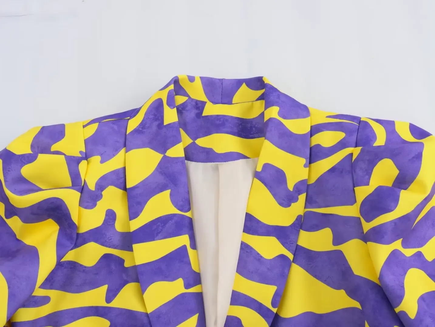 Женский блейзер на пуговицах с принтом TRAF узкие брюки завышенной талией и поясом