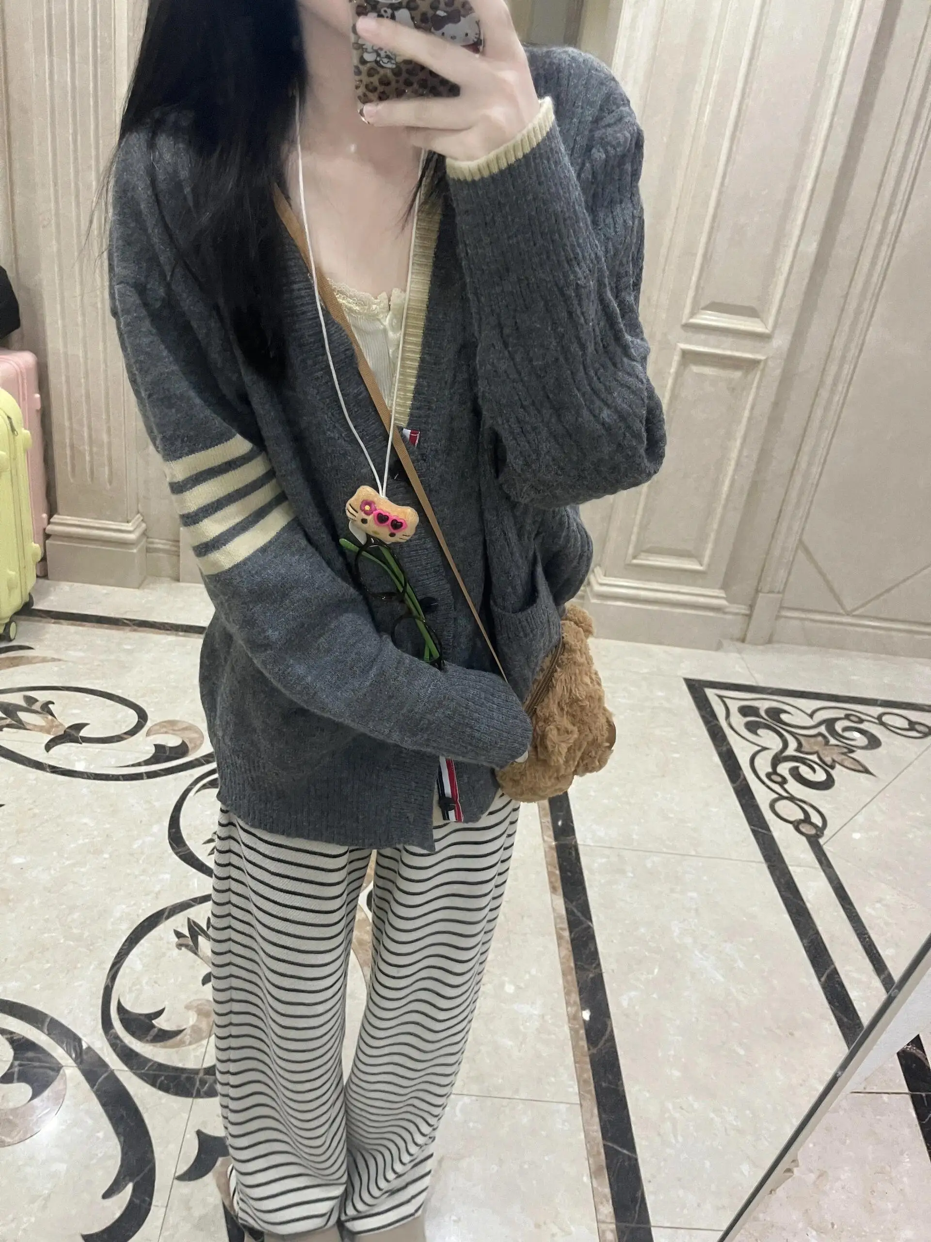 Серый свитер в стиле преппи кардиган верхняя одежда женская весна и осень 2024