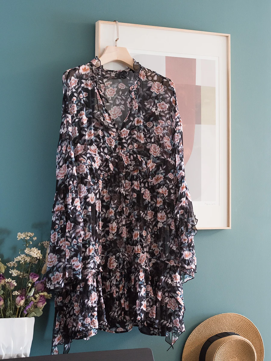 

Мини-платье с длинным рукавом, V-образным вырезом и принтом