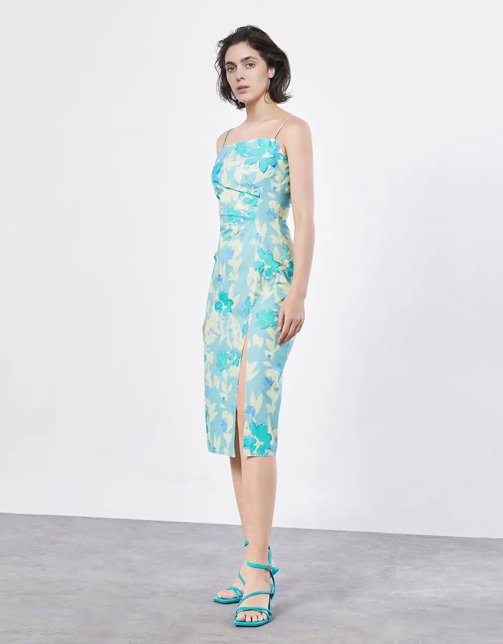 

Платье на бретельках с разрезом и цветочным принтом