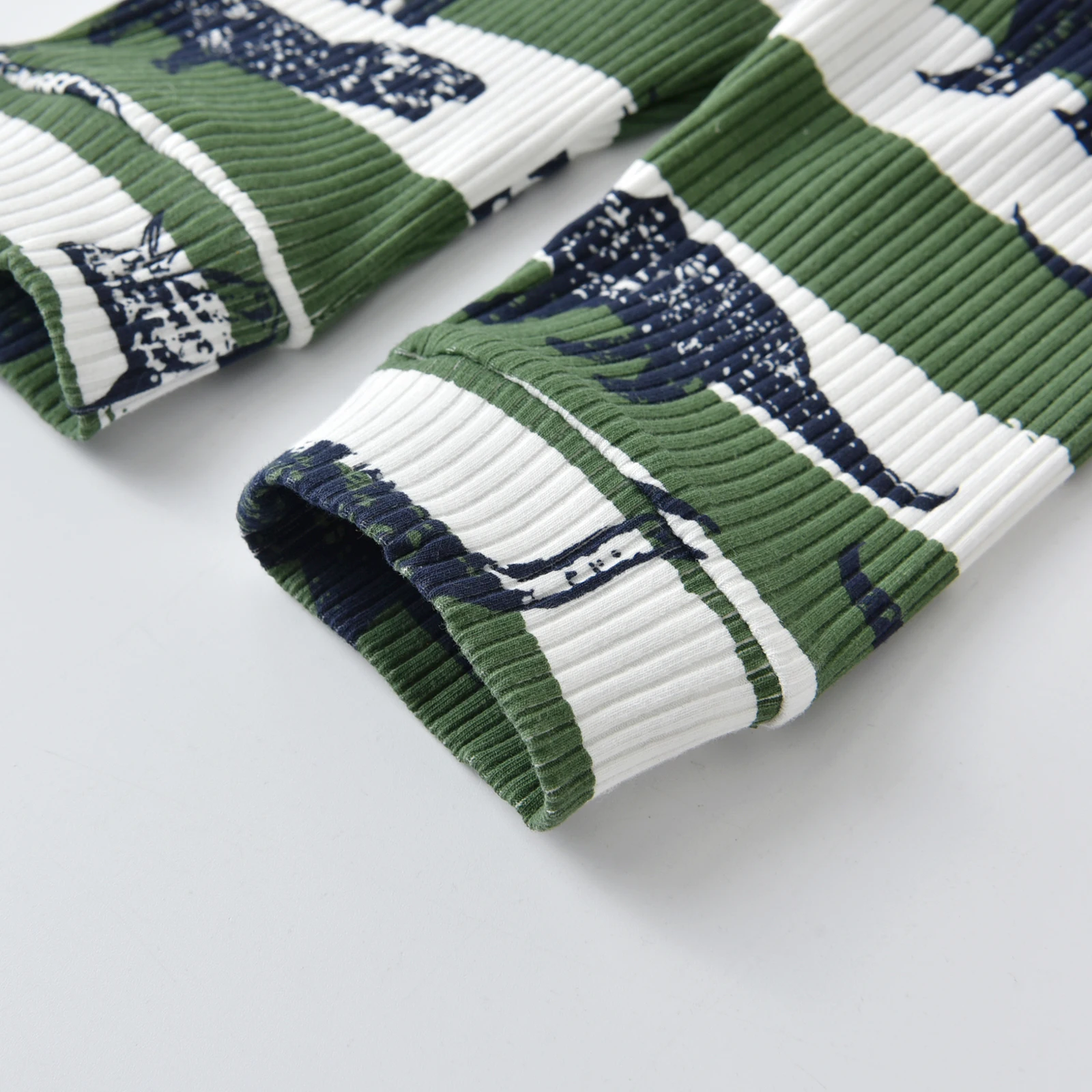 Трикотажный комплект одежды с длинным рукавом V-образным вырезом и брюками