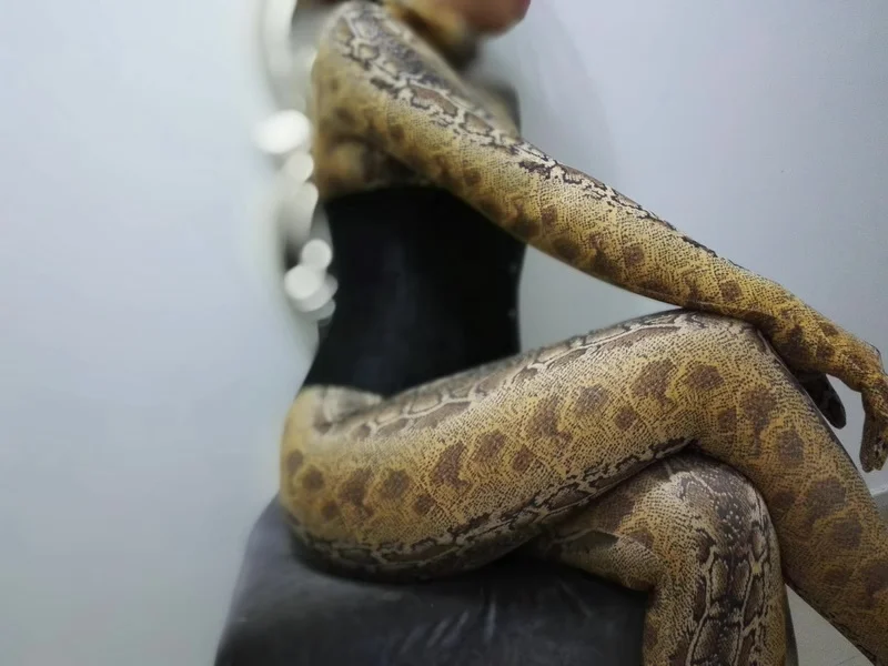 Настраиваемый желтый Змеиный Косплей-костюм из второй кожи с линией декольте