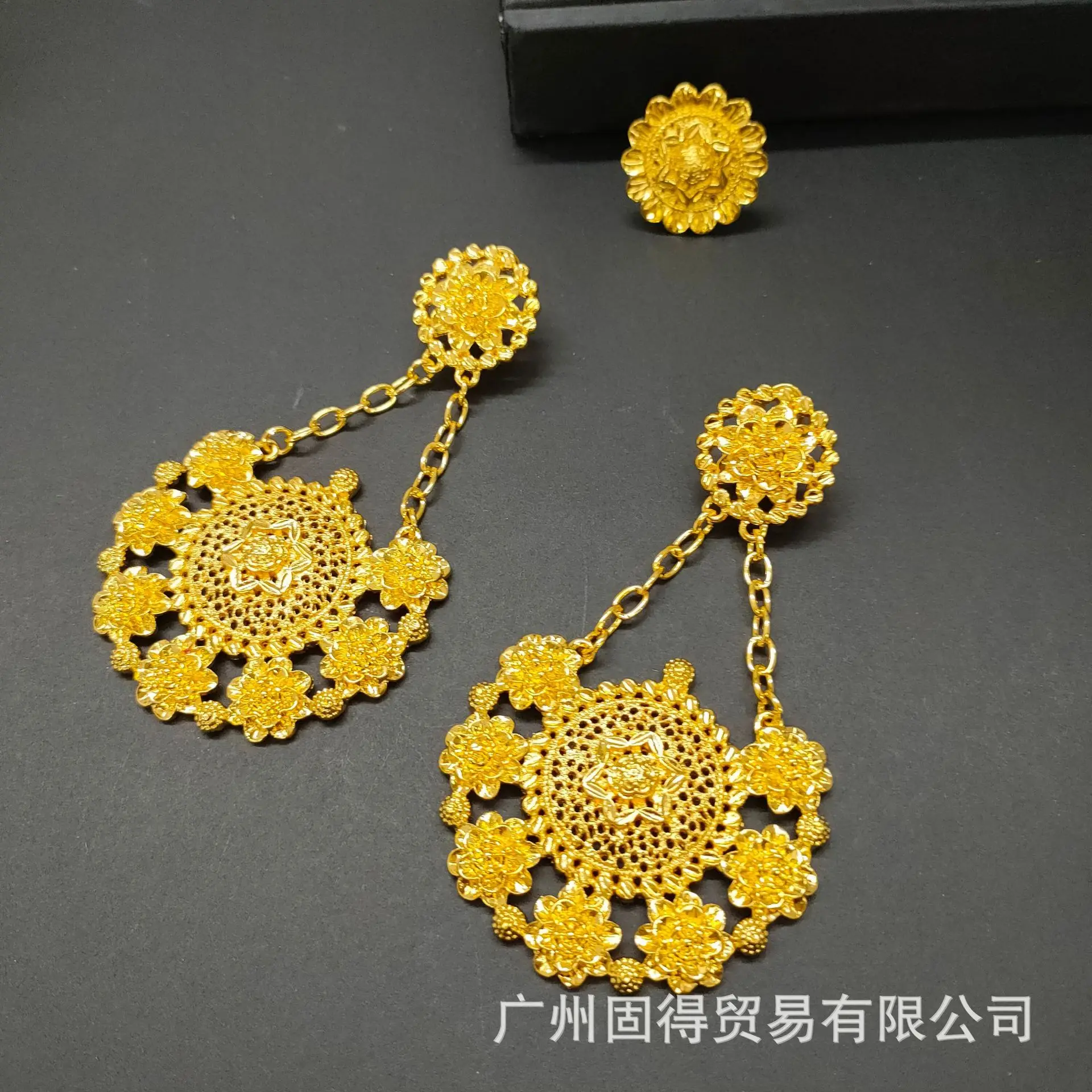 Комплект женских ювелирных изделий из цепочки серег браслета и кольца