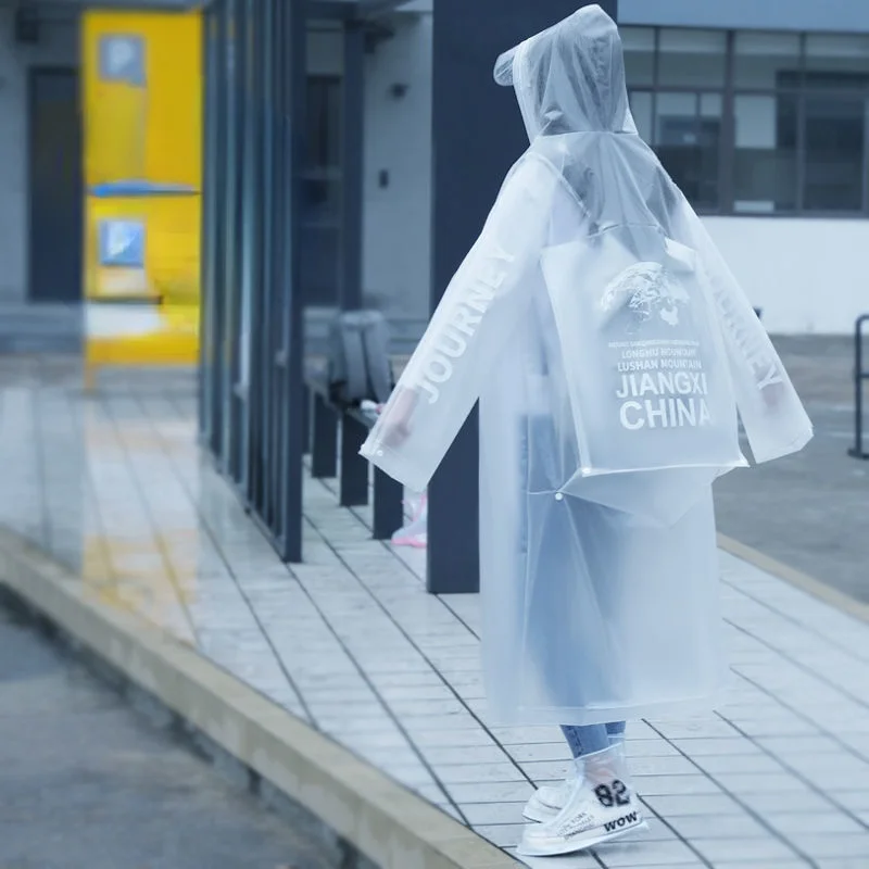 

Женский непромокаемый дождевик из ТПУ с капюшоном и пуговицами