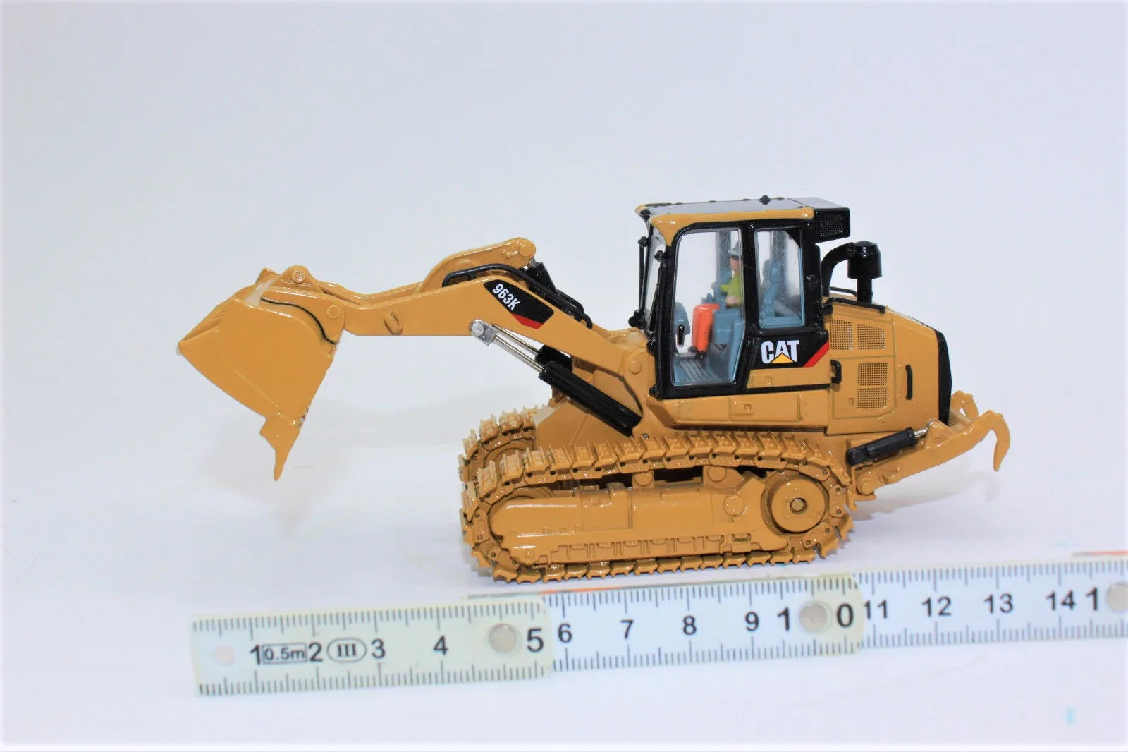 

CAT CATERPILLAR 963K TRACK LOADER WITH OPERATOR 1/50 BY DIECAST MASTERS DM85572