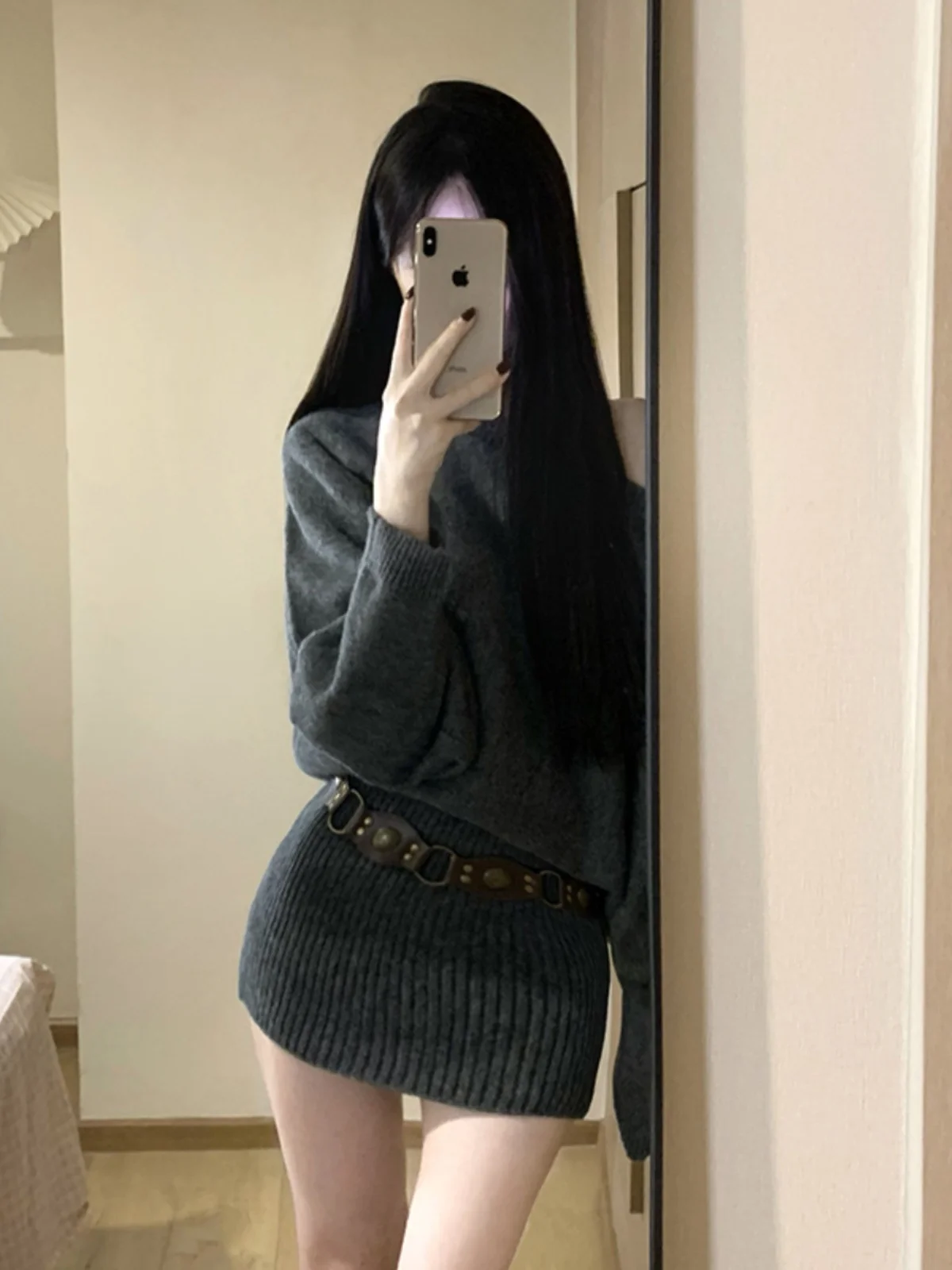 Серое трикотажное платье с открытыми плечами женское осеннее 2024 новая корейская