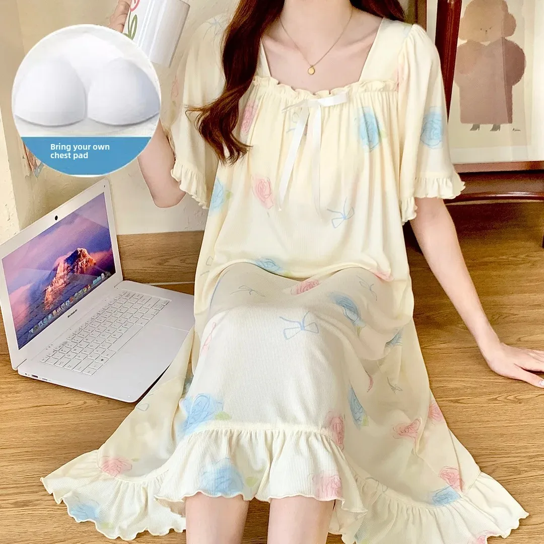 Летняя женская ночная рубашка с тонким принтом и рюшами по краям короткими