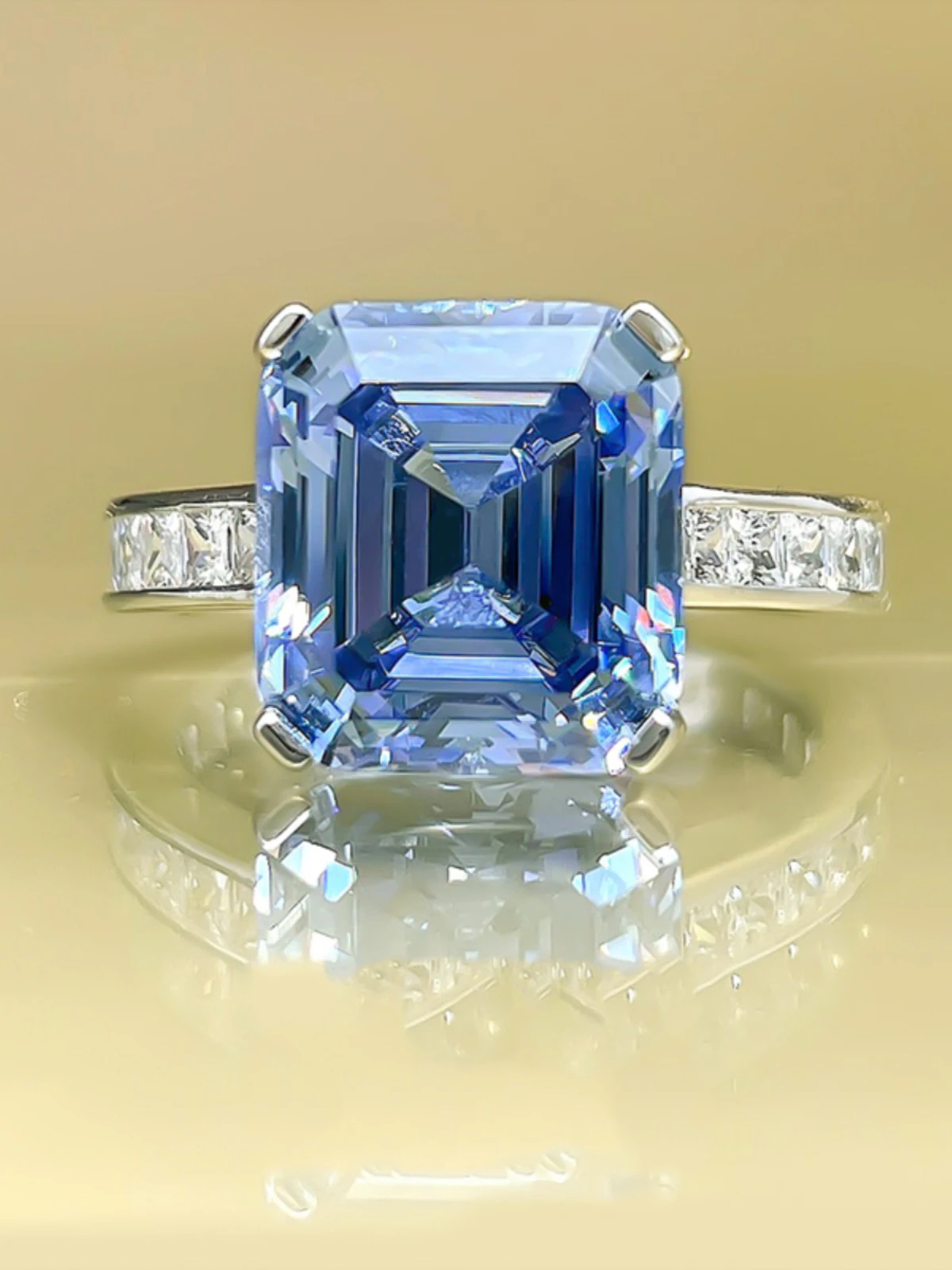 Женское кольцо из серебра 925 пробы с бриллиантами 10*11