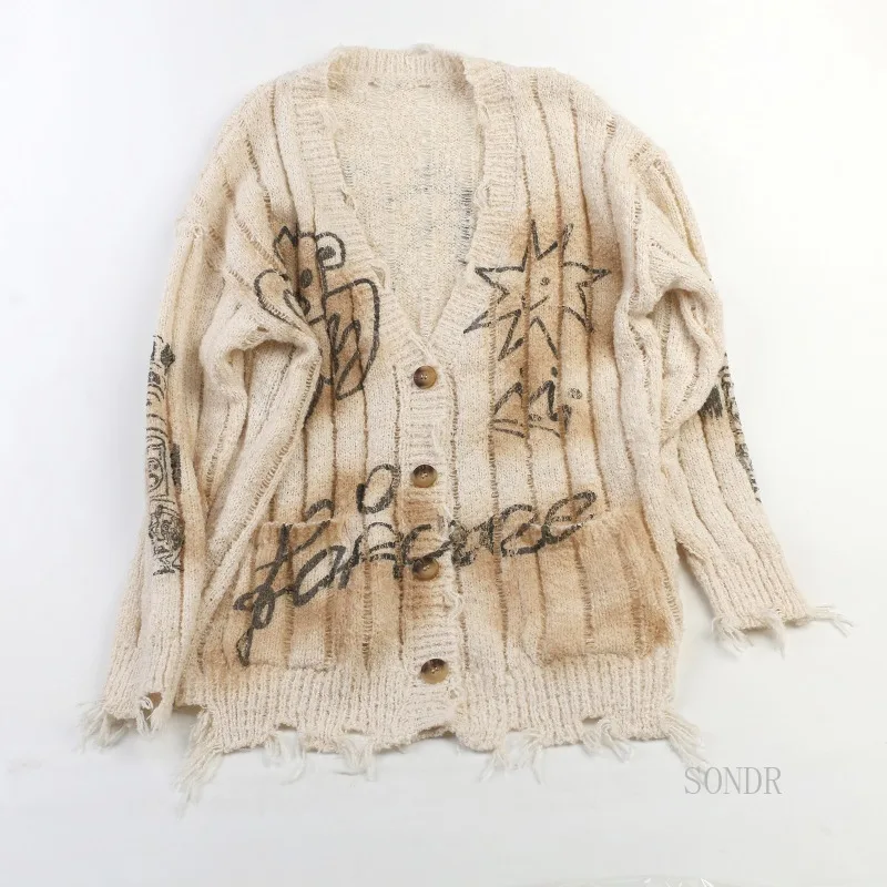Трикотажный кардиган Тедди с граффити и надписью потертым дырками в стиле ретро
