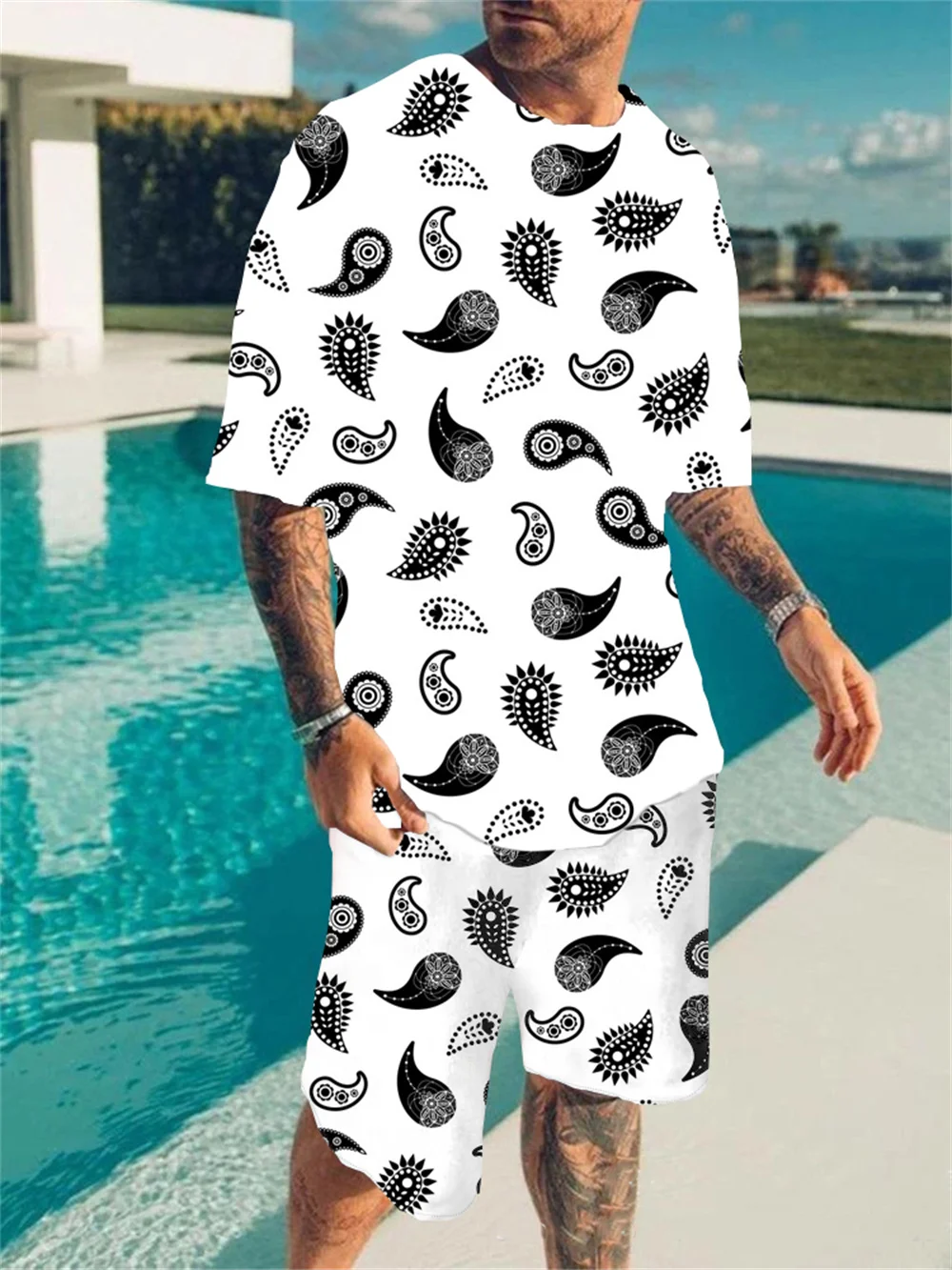 

Костюм мужской летний из футболки и шортов в стиле ретро