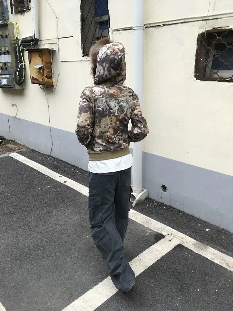 Фото Винтажное пальто в стиле Харадзюку с принтом черепа и камуфляжа, женское, с капюшоном, отделанным искусственным мехом, украшенное стразами, на молнии, зимняя верхняя одежда. №3