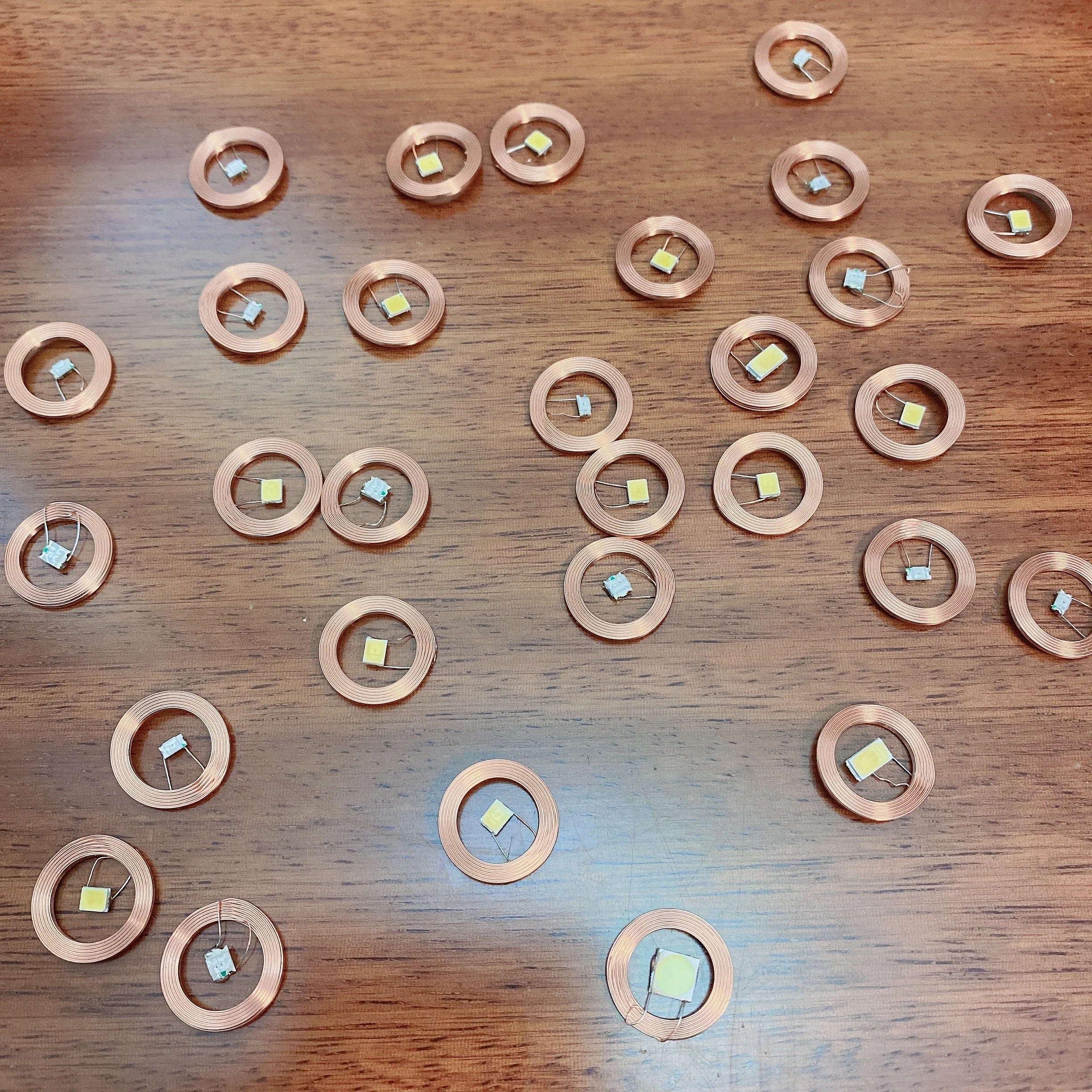 Taidacent 5 Pcs Induction Wireless LEDs and Coil High-Power Wireless Induction Lamp Bead Wiring-Free LED Lamp for Gundam Model