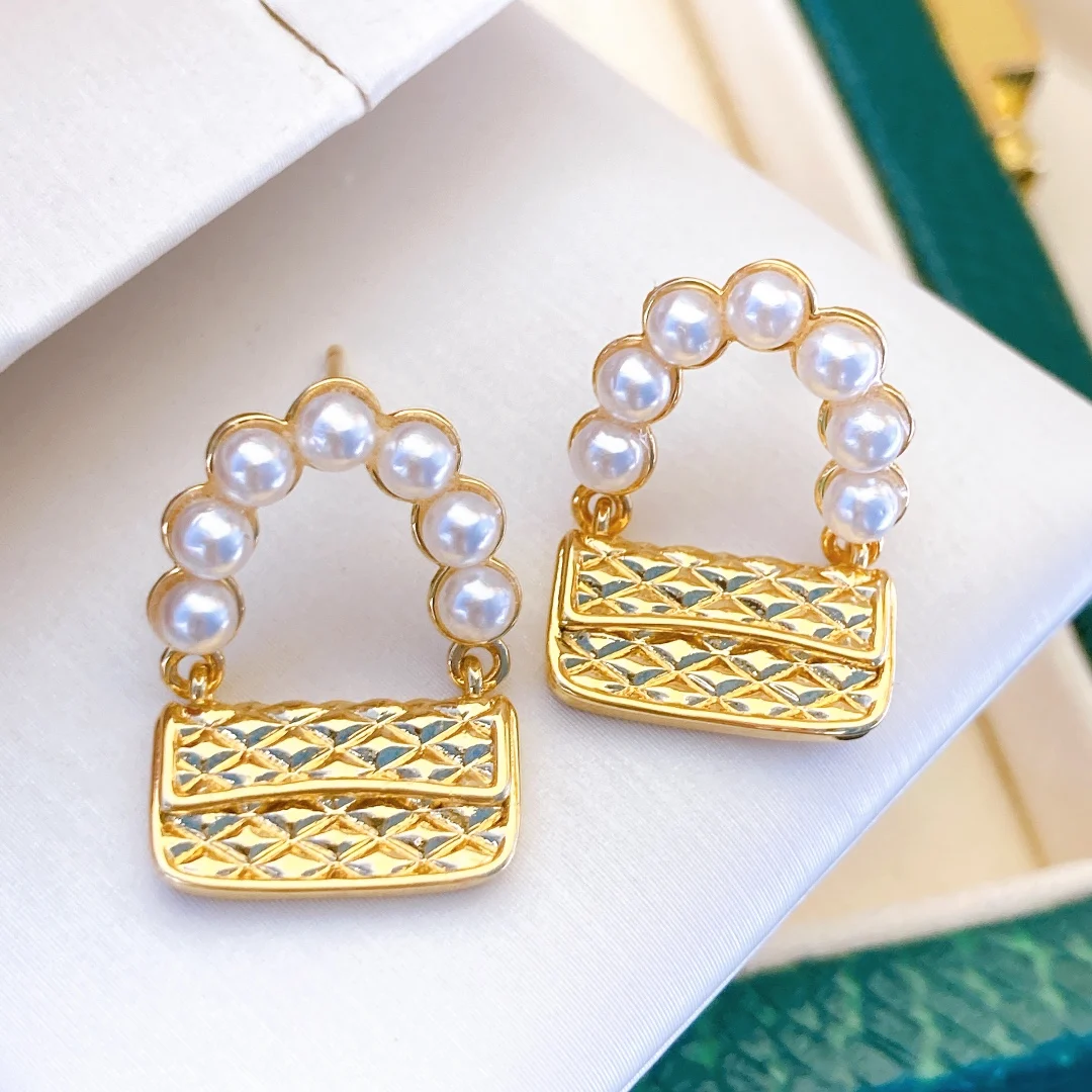 

Wholelsale Natural Freshwater Pearl Stud Earrings Bag Design Earrings Jewelry Gifts