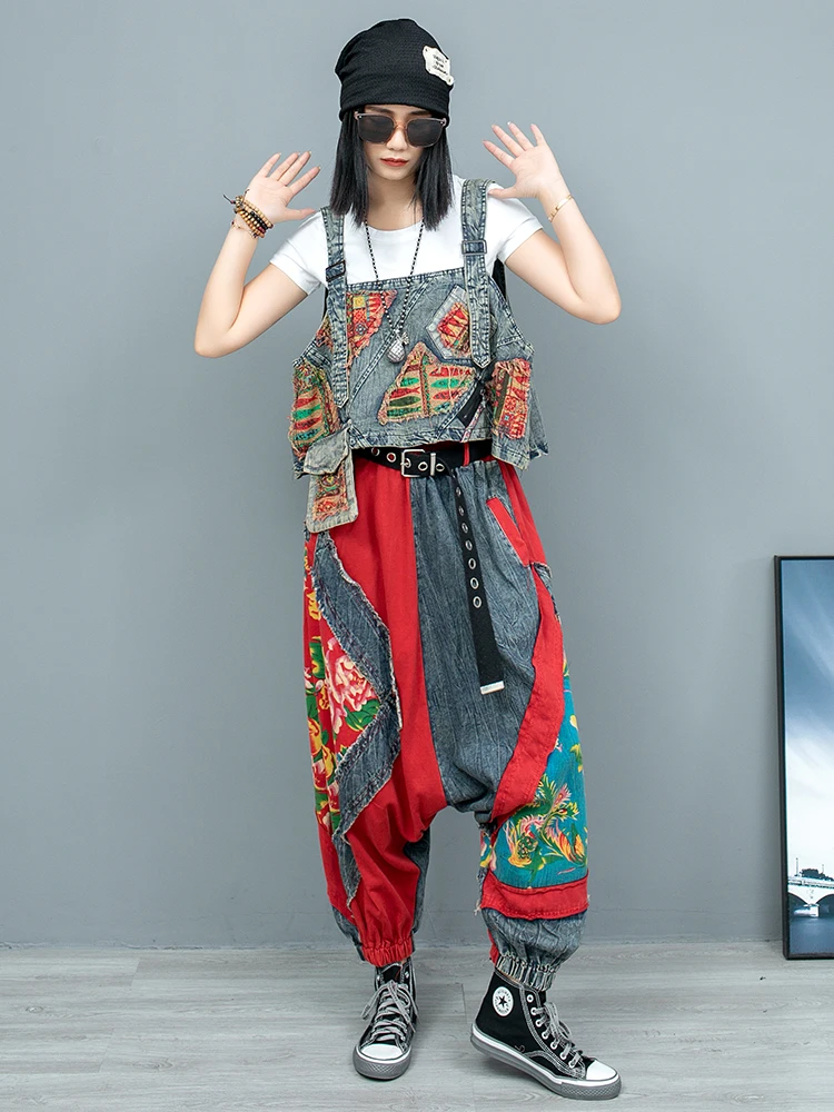 Джинсовый жилет в стиле пэчворк с принтом китайском + висячие брюки контрастного