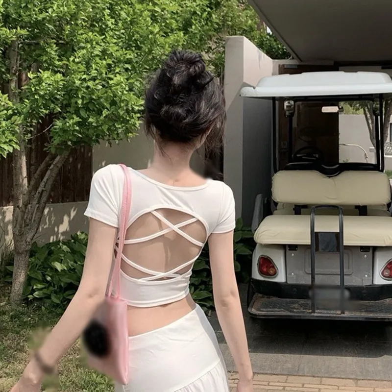 Летняя женская футболка с вырезом на спине и коротким рукавом