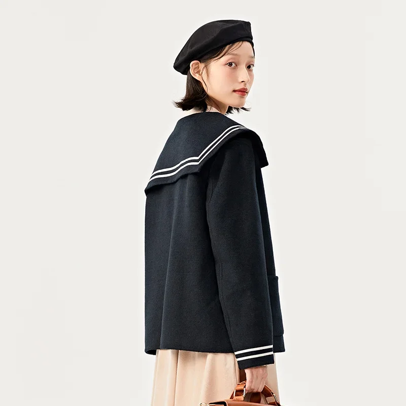 Женское Короткое шерстяное пальто с контрастным воротником зима 2023