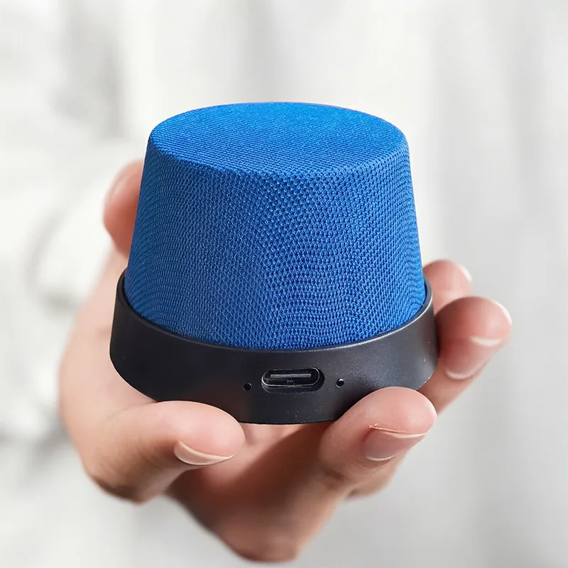 Фото Магнитная мини-колонка 2-в-1 с Bluetooth и подставкой для телефона, портативная беспроводная колонка в тканевом корпусе для путешествий на природе №2