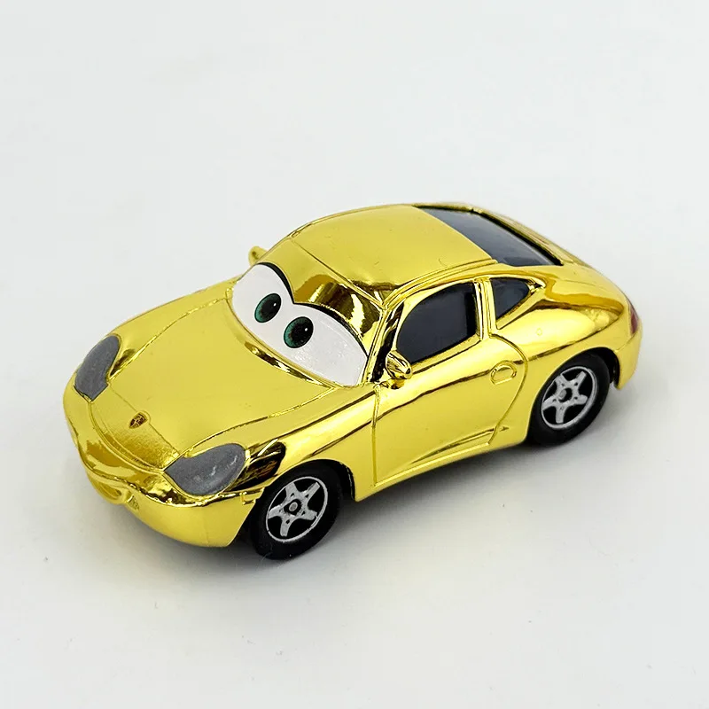 Фото Коллекционная модель из золотистого хромированного сплава Takara Tomy Disney Cars: Молния МакКуин и Салли Каррера — литая игрушка для мальчиков, для демонстрации №1