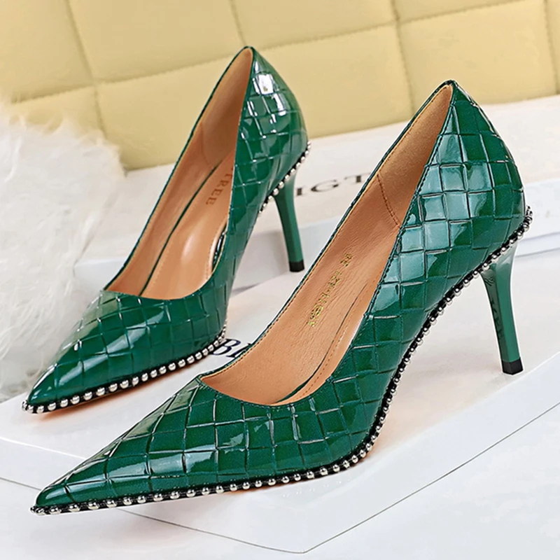 

Plus Size 34-43 Women Metal Bead High Heels Checkered Leather Pumps Sexy Pointed Toe Wedding Ladies Shoes Green & Black & White