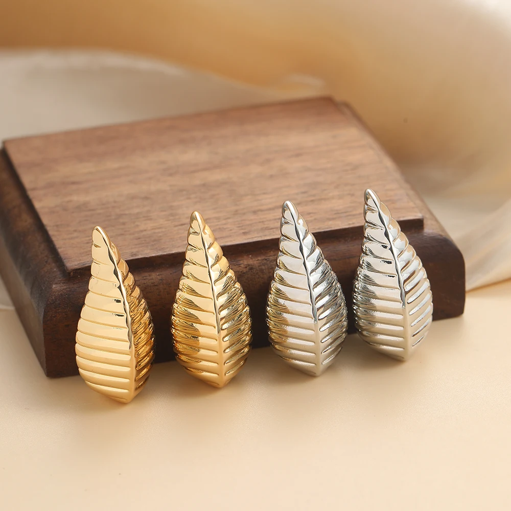 Нишевой дизайн с резьбовыми серьгами в форме капли воды обязательный предмет для