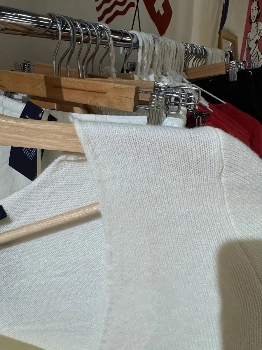 Вязаный кардиган с ажурным подолом бежевый однобортный хлопковый укороченный