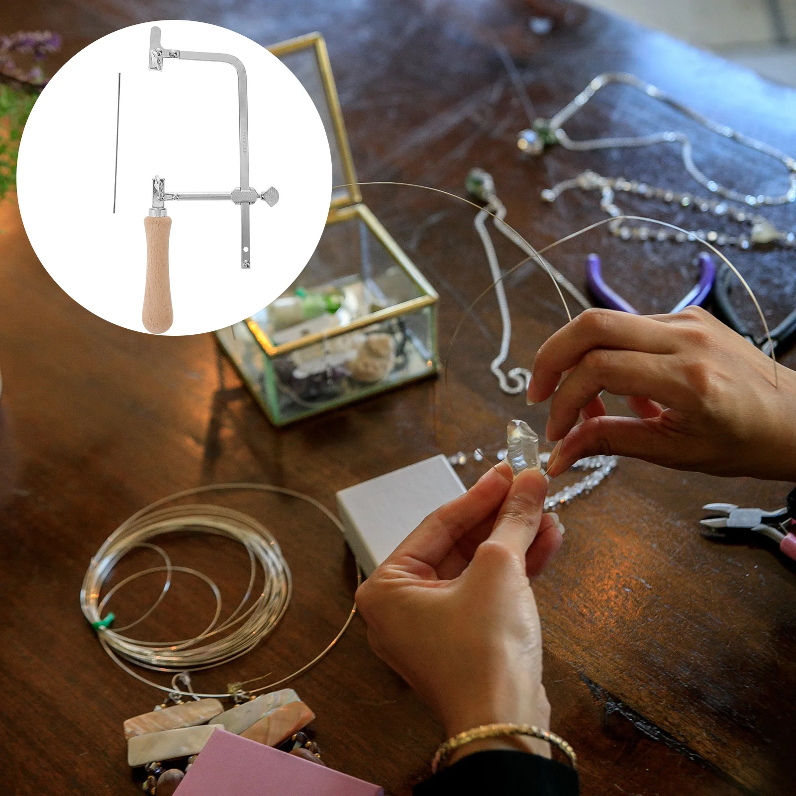 Металлическая ножовка с деревянной ручкой