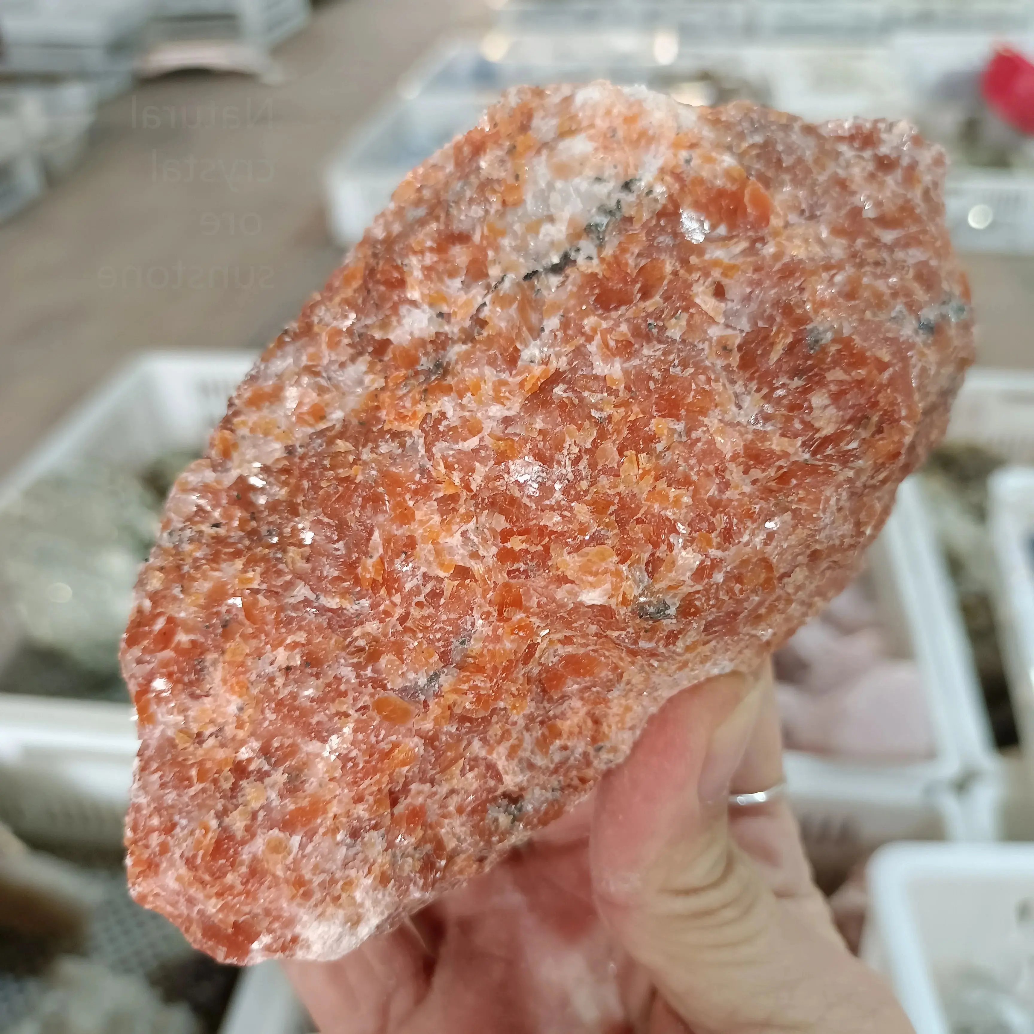 

Оранжевый кварцевый кристалл