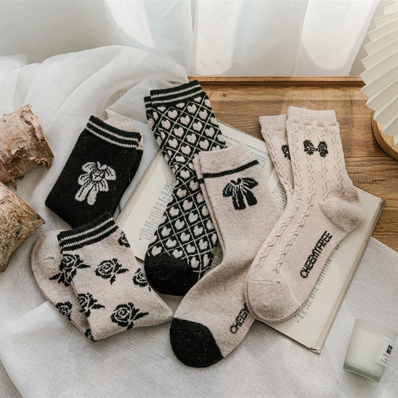 

Женские короткие носки, новинка 2022, Зимние новые модные шерстяные милые теплые милые повседневные носки высокого качества с бантом и сердеч...