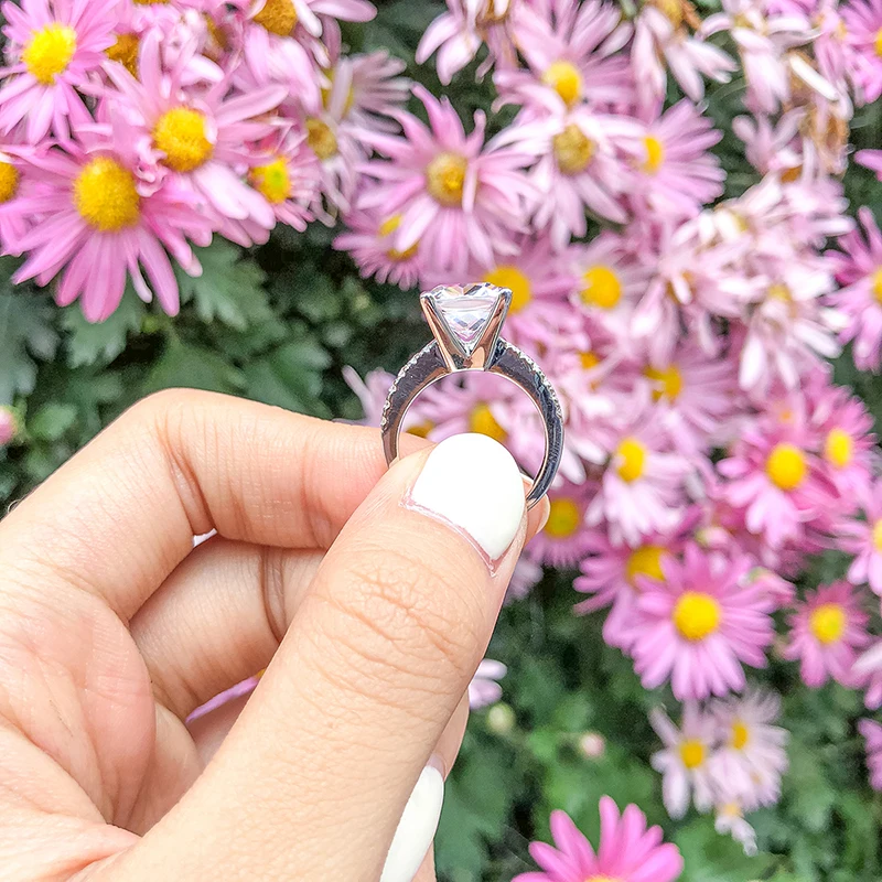 Женское кольцо из серебра 925 пробы с искусственным бриллиантом 9 Х9 мм