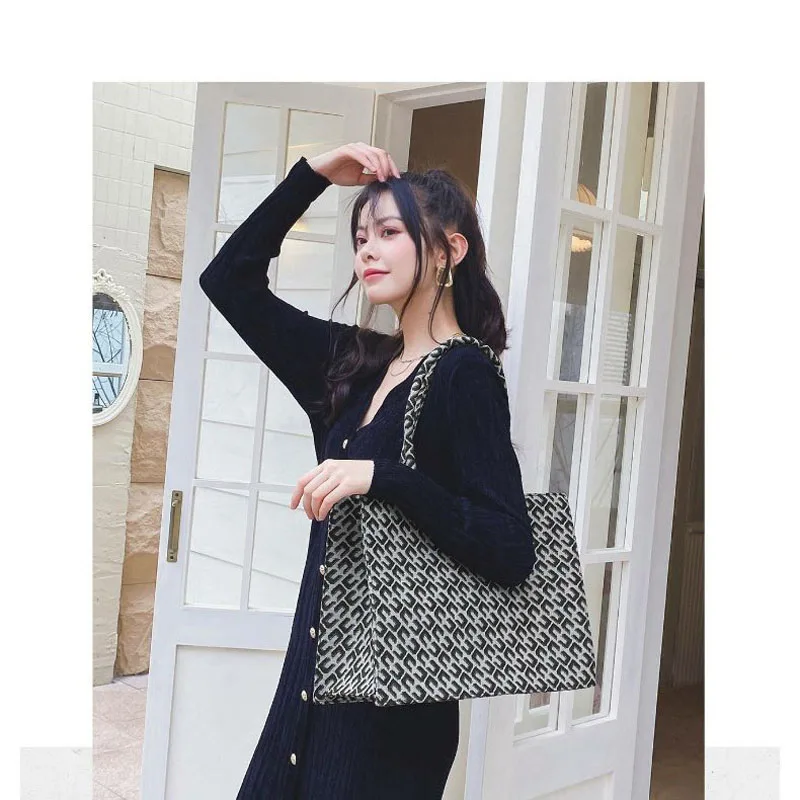 Women BlackTote Round Small Handbag Purse Straw Weave Bohemia Shoulder Crossbody Bag Female Fashion Portable Summer Clutch Tote