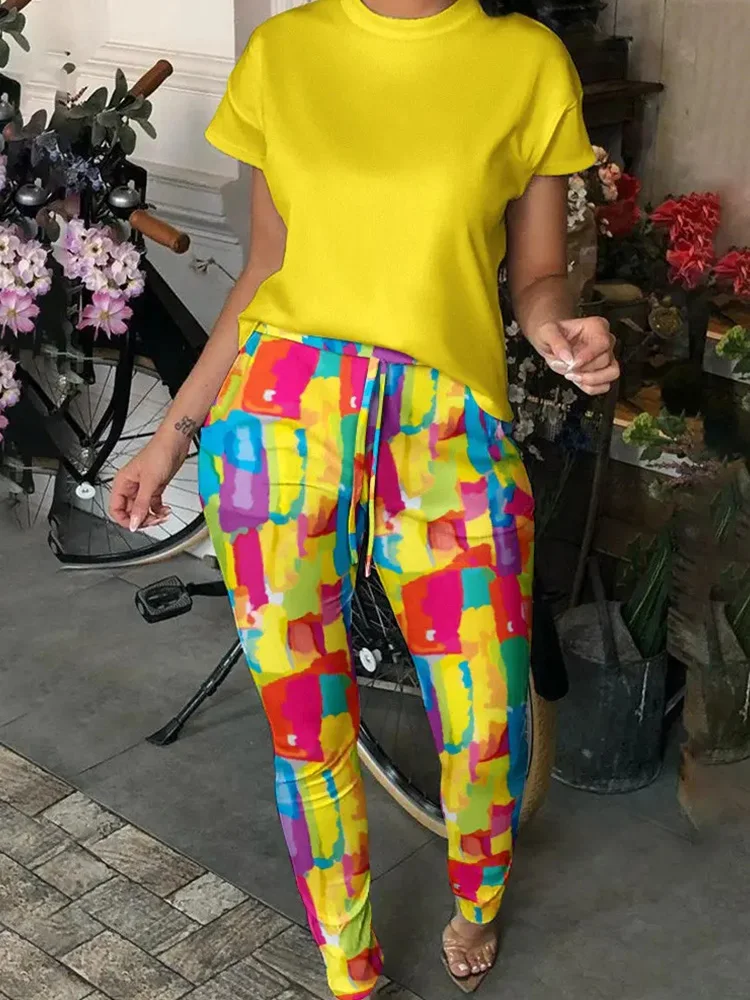 

Футболка с коротким рукавом и штаны на шнуровке с принтом