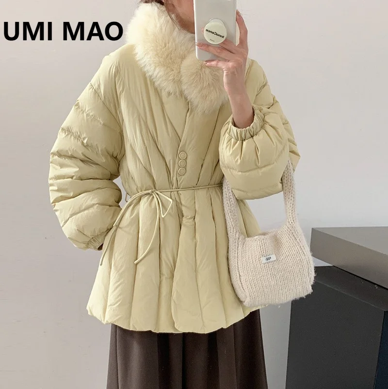 Фото UMI MAO Женский зимний пуховик средней длины в корейском стиле с воротником из лисьего меха, модный, утепленный, с поясом, подчеркивающий фигуру. №1