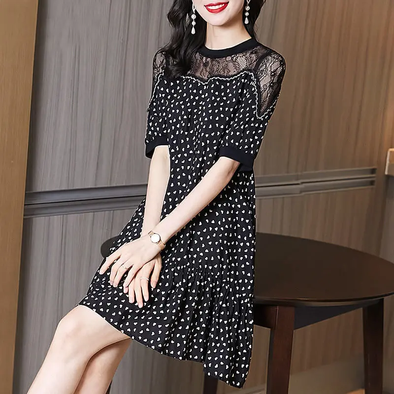 

Casual female dress 2023 new lace hollow flower dress summer high-end ladies skirt slime black smashing microfin A word skirt