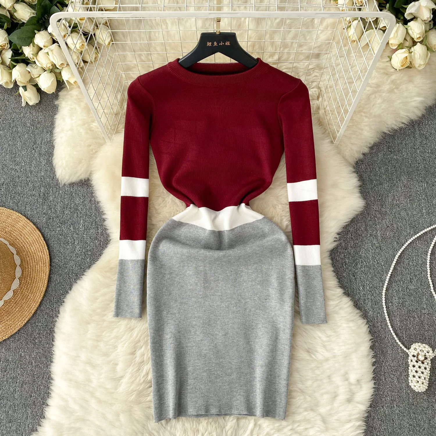 

Женское трикотажное платье-свитер с длинным рукавом и круглым вырезом