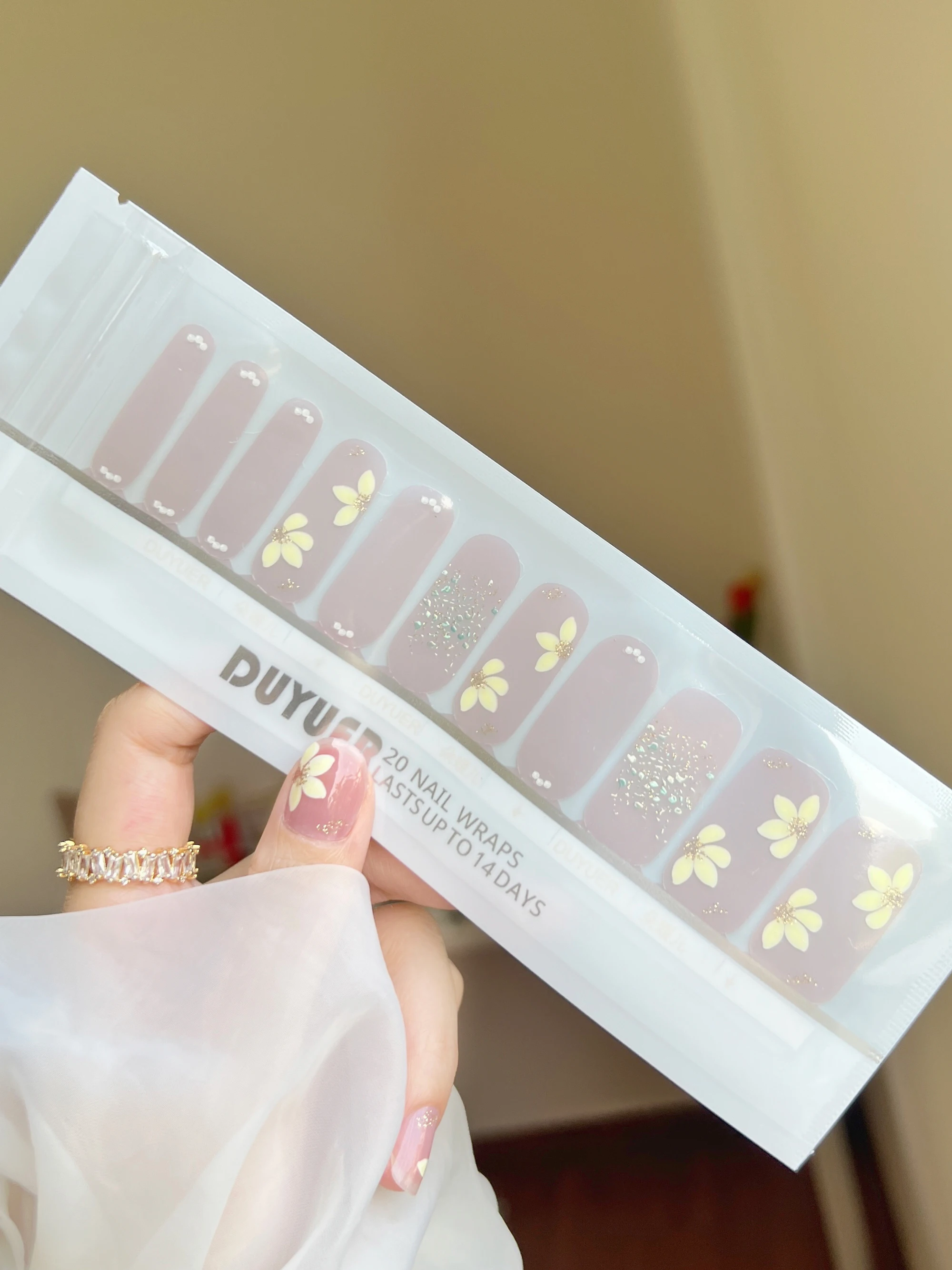 

Gentle and elegant white fashion personality flower diamond gel nail stickers