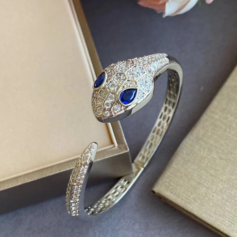 

Новый европейский и американский браслет змеи с голубыми глазами для пожилых женщин из серебра 925 пробы с золотым покрытием модные брендовы...