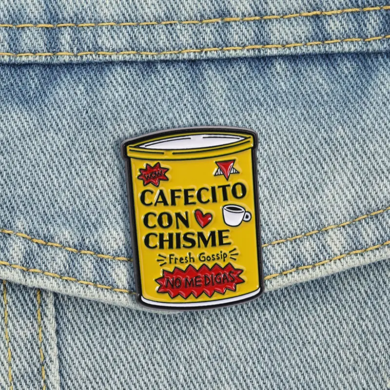 Фото Эмалевая брошь «Кафесито с ши́мсе» в стиле кофейной банки для любителей сплетен и любителей кофе, для латиноамериканских друзей, для повседневного ношения, юмористическая. №3