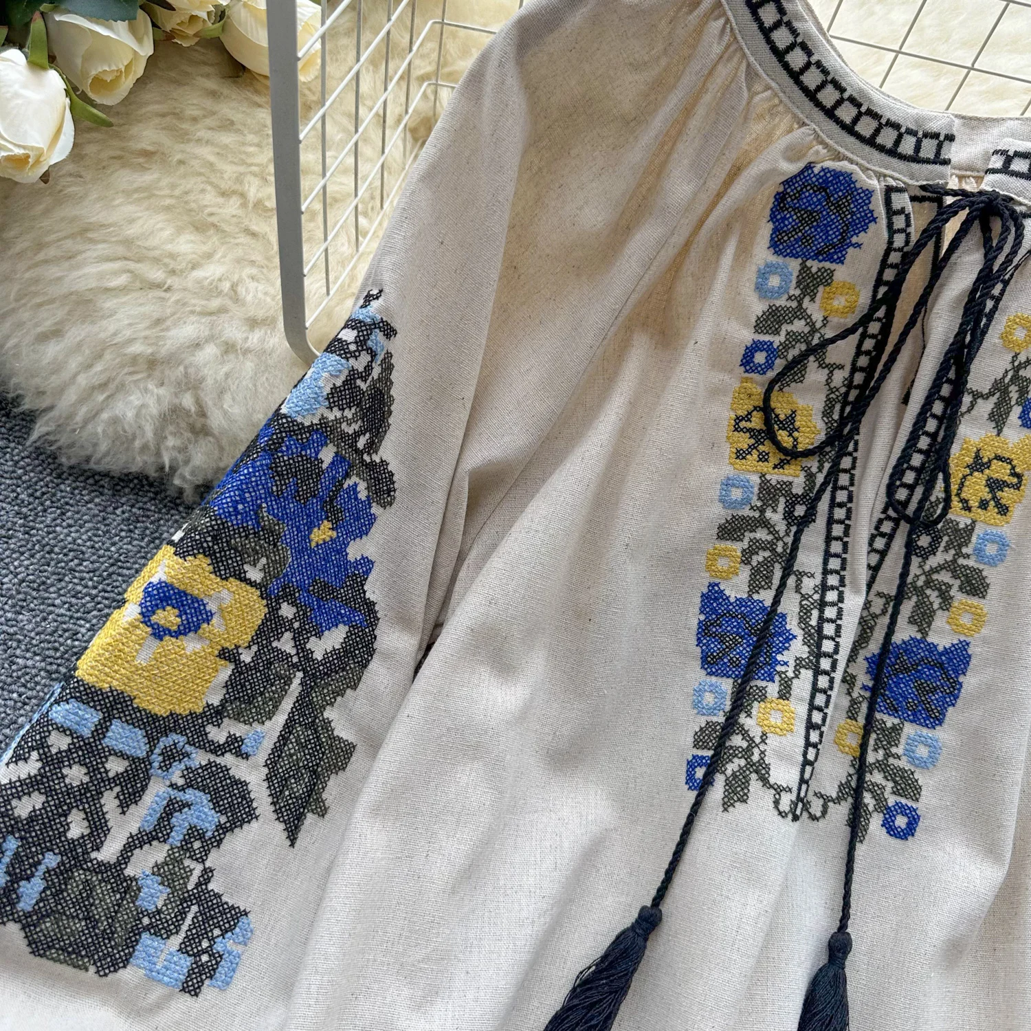 Винтажная элегантная милая блузка с вышивкой и рукавами-лодочками на шнуровке