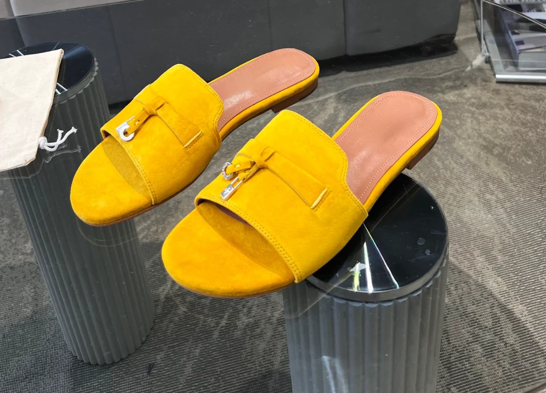 New Women's Top Quality LP Summer Charms Slipper 2023 Street Pendant Flat Wooden Bottom Fashion Comfortable Wool Casual Sandals.