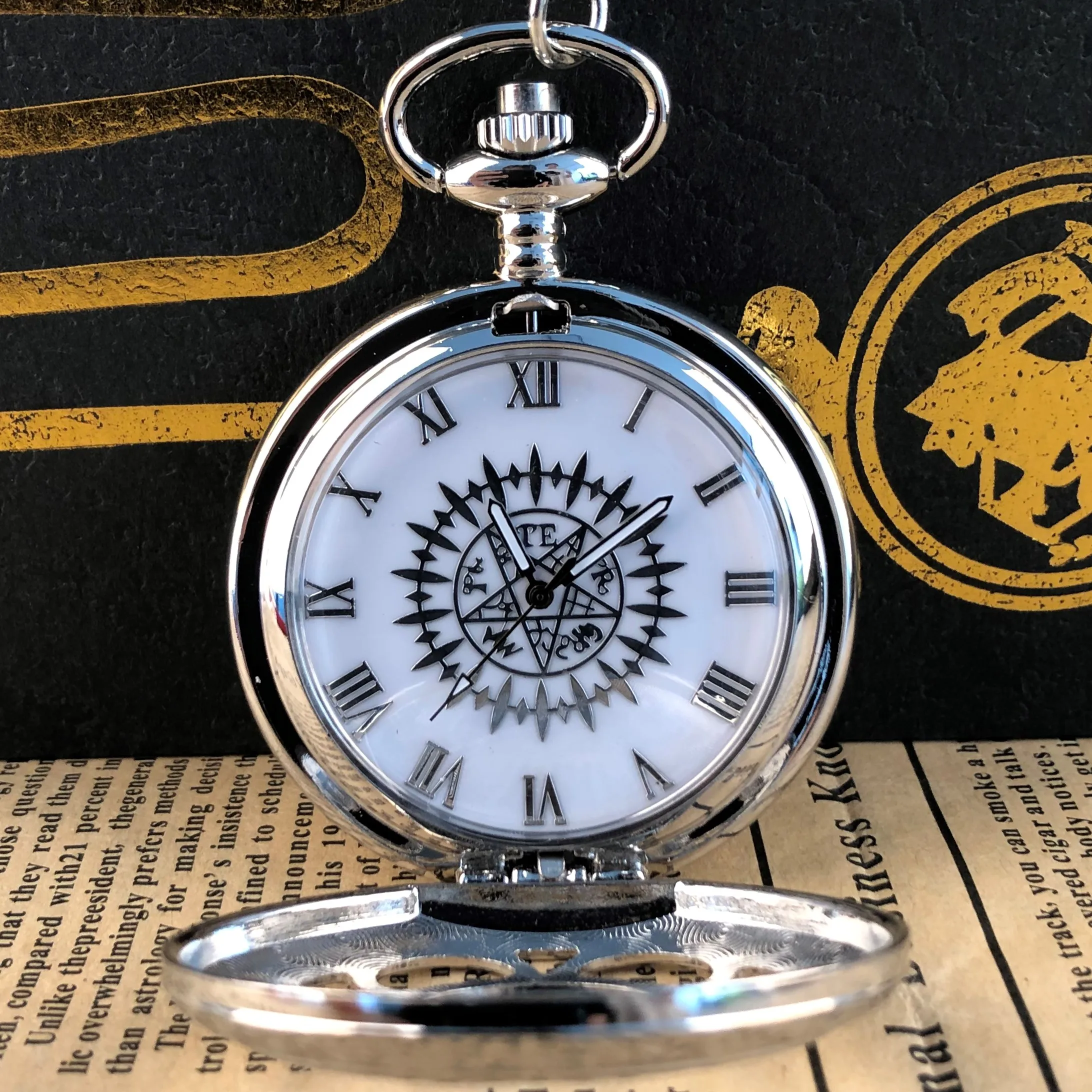 Рисунок 2 - Классические Серебристые кварцевые карманные часы