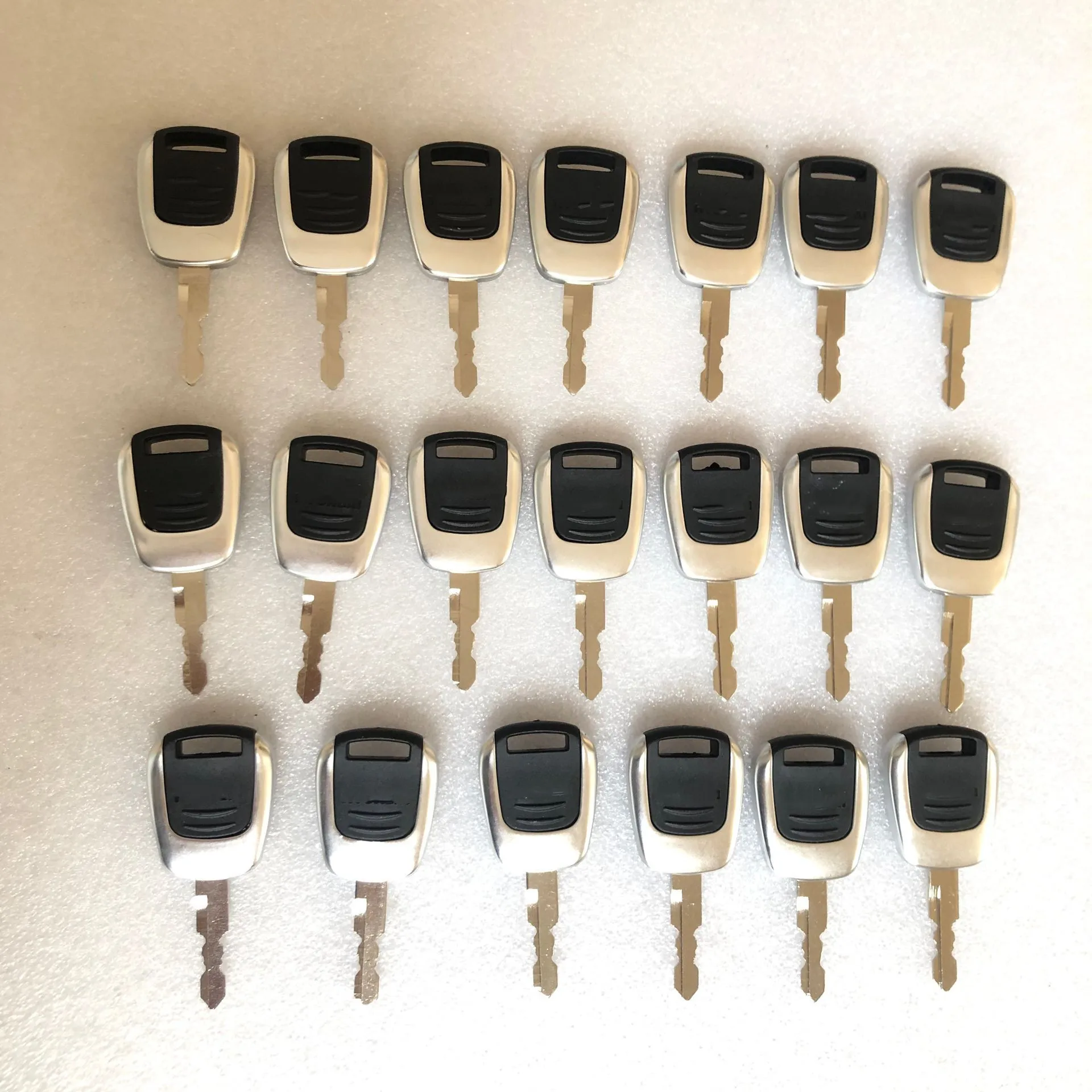 

20PCS R-9 Key R-9 Ignition Key OE: 21Q4-00090 for Hyundai Excavator