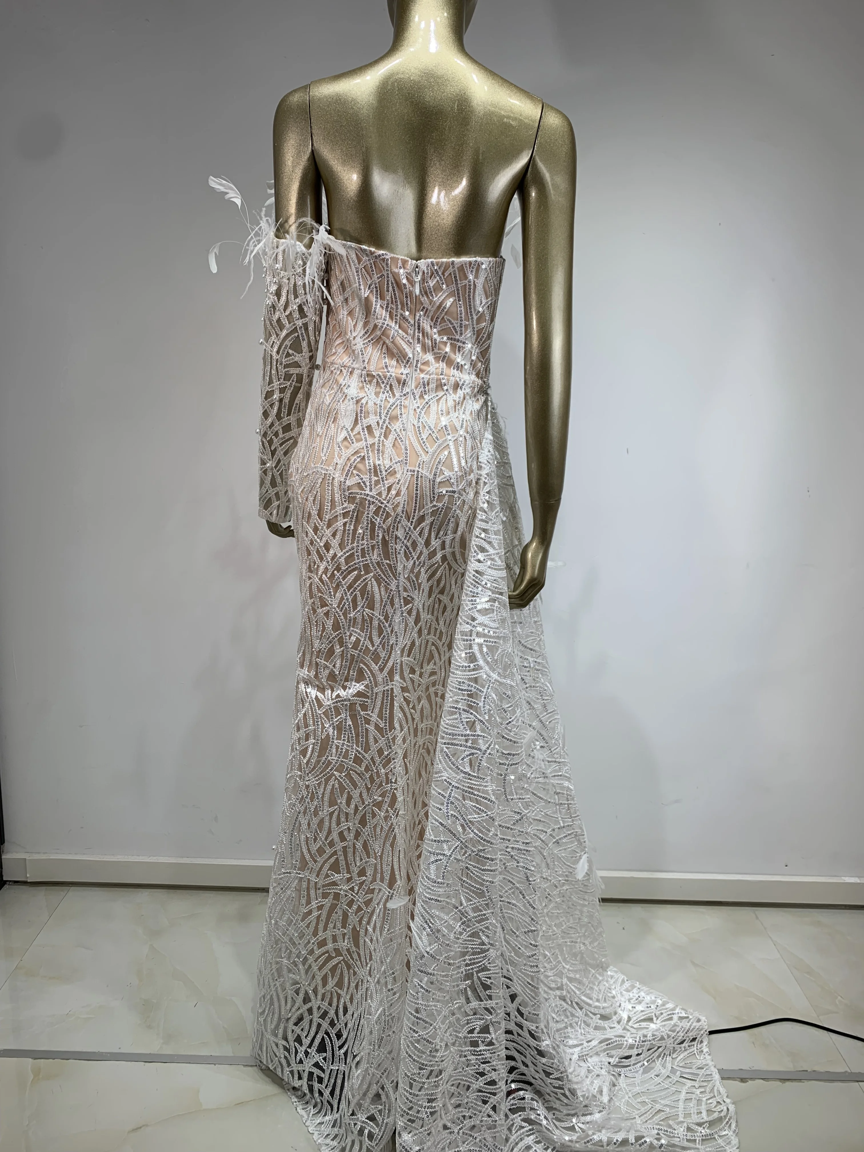 Женское длинное платье с открытыми плечами белое элегантное вечернее в стиле