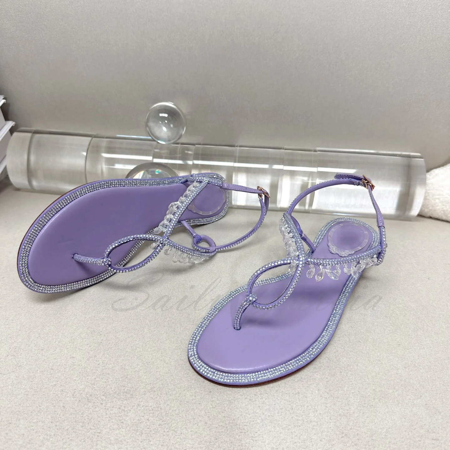 Silver Crystal Sandals Women Flip Flops Rhinestone Holiday Shoes Women Fashion Comfort Runway Buckle Strap Flat Sandals