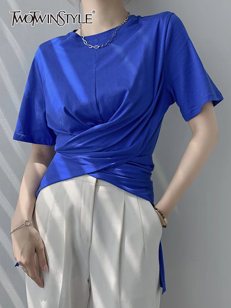 

TWOTWINSTYLE свободная Асимметричная футболка для женщин с круглым вырезом и коротким рукавом, однотонные минималистичные футболки, женская лет...