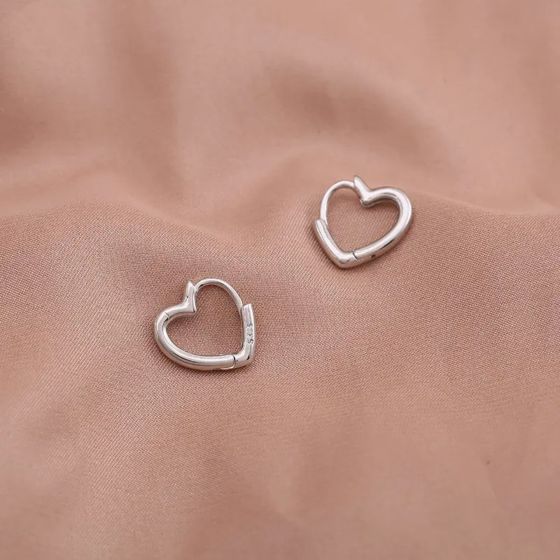 

Prevent Allergy ar Buckle Fashion Sweet Small Heart Silver Color Hoop Earrings For Women Minimalist Dainty Huggies Jewelry Gifts
